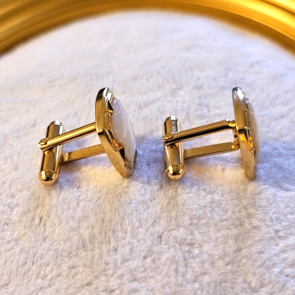 Vintage BURBERRYS Mother of Pearl Cufflinks wiith Box - Picture 4 of 7
